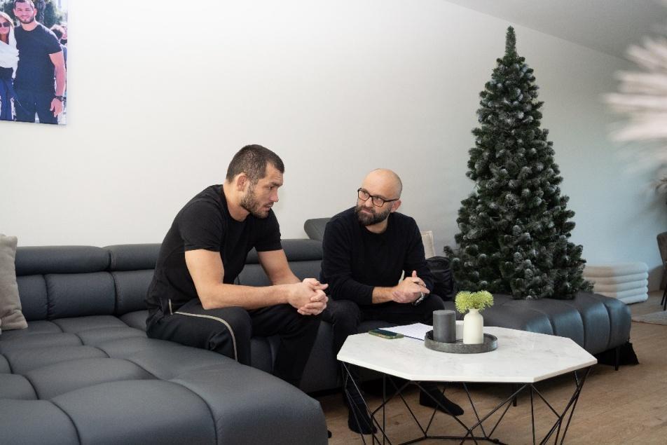 Návštěva u Makhmuda Muradova: O kariéře, bydlení a sítích proti hmyzu